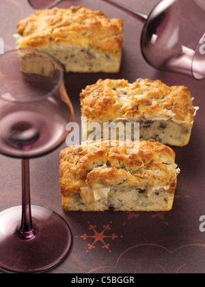 Poco pane con formaggio e noci Foto Stock