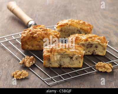 Poco pane con formaggio e noci Foto Stock