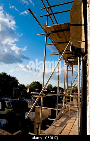 Ponteggio a ristrutturare un vecchio casa britannica Foto Stock