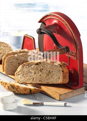 Il pane fatto in casa con olive e formaggio di capra Foto Stock