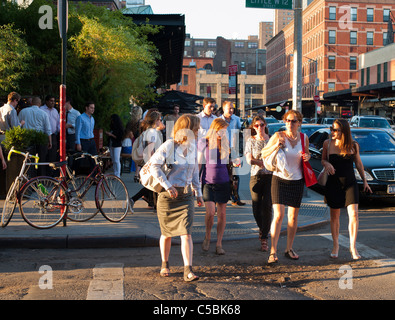 Gruppi di donne aggirava il Meatpacking District di New York Foto Stock