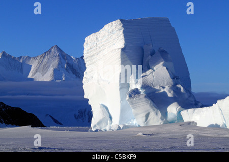 Montare Herschel con grandi ice berg da Cape Hallett settentrionale del Mare di Ross Antartide Foto Stock