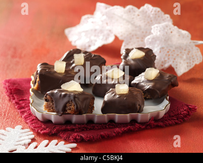 Cubi in legno di noce con ananas e vino rosso con glassa di cioccolato Foto Stock