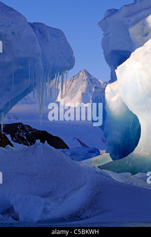 Montare Herschel incorniciato da ghiaccioli e ice bergs da vicino a Cape Hallett settentrionale del Mare di Ross Antartide Foto Stock