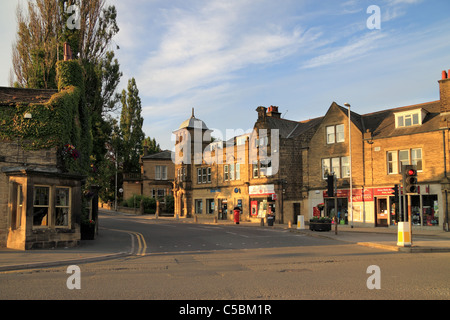 La croce di strade di Oxford Road e Otley Road nella città di Guiseley, vicino a Leeds in West Yorkshire, Regno Unito Foto Stock