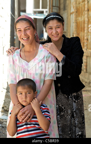 Uzbeko donne e bambini, Urgut mercato, Samarcanda, Uzbekistan Foto Stock