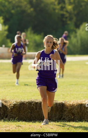 Pflugerville Texas USA, 27 agosto 2010: Le atlete in uniforme di pista competono nel cross country della scuola superiore. ©Bob Daemmrich Foto Stock