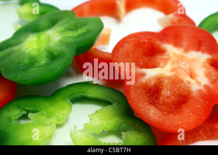 Sfondo di rosso a fette e pepe verde Foto Stock