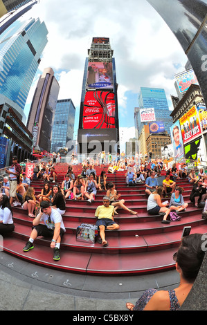 Times Square famoso grande scalinata rossa, TKTS scale, Duffy Square, segni, turisti che si siedono sui gradini, Vista fisheye Giugno 27 2011 NYC Foto Stock