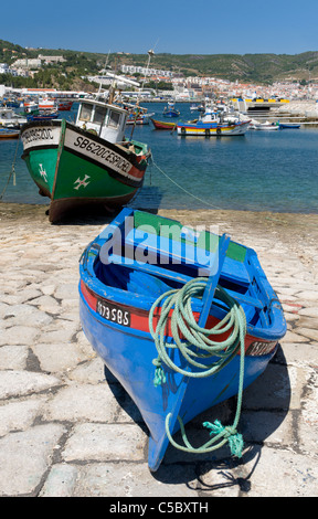 Il Portogallo, Estremadura, Sesimbra, barche da pesca nel porto Foto Stock