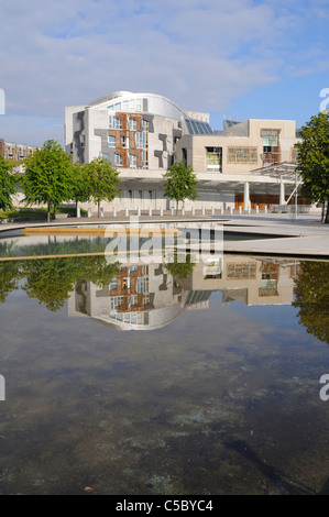 Edimburgo, Scozia, la parte esterna del parlamento scozzese riflessa nello stagno, architetto Enric Miralles Foto Stock