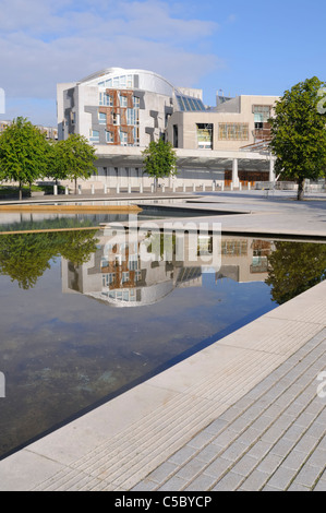 Edimburgo, Scozia, la parte esterna del parlamento scozzese riflessa nello stagno, architetto Enric Miralles Foto Stock