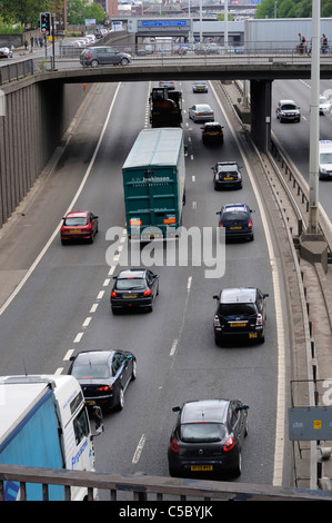 Il traffico sulla autostrada M8 passando attraverso il centro della città di Glasgow in Scozia Foto Stock