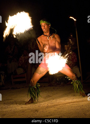 Nativo di fuoco tahitiano ballerino. Foto Stock