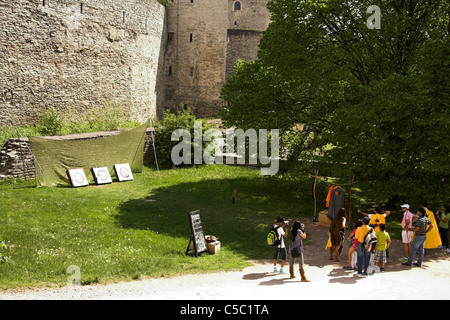 Concorso di tiro con l'arco sotto le mura fortificate del castello di Toompea, Toompea Hill, la Città Vecchia di Tallinn, Estonia Foto Stock