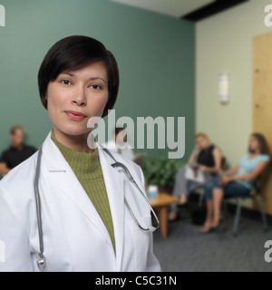 Razza mista medico in piedi nella sala di attesa Foto Stock
