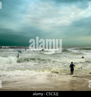 Persone il surf in oceano tempestoso Foto Stock