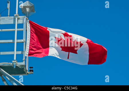 Bandiera canadese al vento su un canadese tour in barca, Grand Manan New Brunswick, Canada. Foto Stock