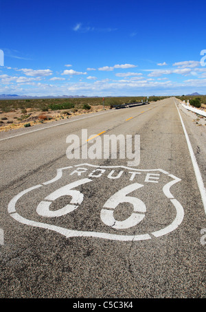 L'immagine verticale di route 66 strada che conduce verso il lontano orizzonte nel deserto di Mojave Foto Stock