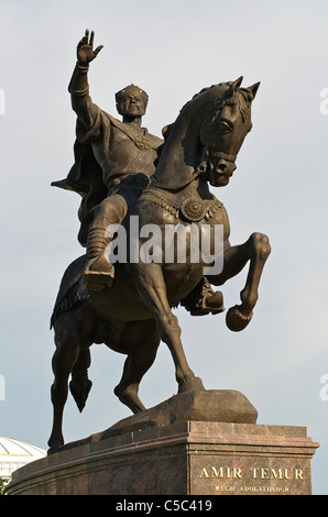 Statua di Amir Temur a cavallo, Tashkent, Uzbekistan. Tamerlane Foto Stock