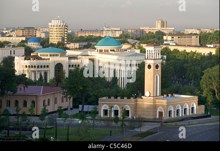 Kuranti Clock Tower, Amir Timur giardini, Tashkent, Uzbekistan Foto Stock