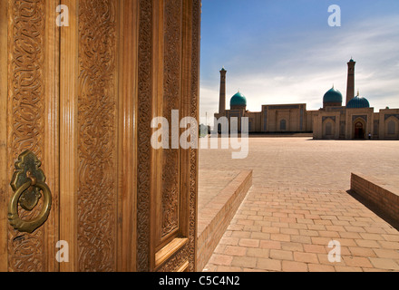 Vista da Barak Khan Madrasah. Khast Imam Square, Tashkent, Uzbekistan Foto Stock