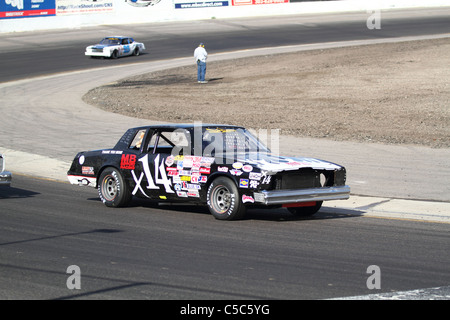 Denver, Colorado - Josh Parker tornate girare a quattro nel suo Super Stock Car gara presso la Colorado National Speedway. Foto Stock