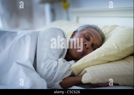 Nero donna che dorme nel letto Foto Stock