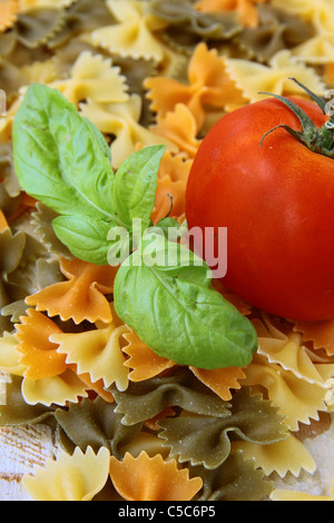 Non cotte pasta tricolore Foto Stock