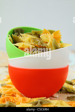 Non cotte pasta tricolore Foto Stock