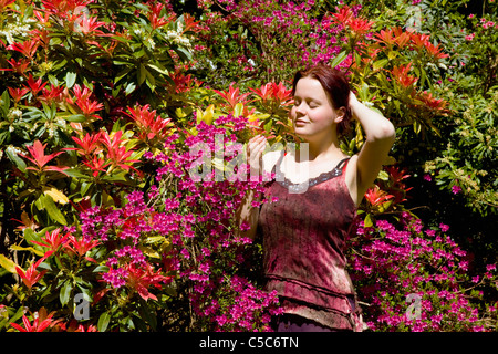 Donna in giardini presso Il Derrynane House; Contea di Kerry, Irlanda Foto Stock