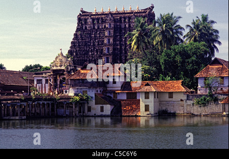 Vista generale del 16 ° secolo Sree Padmanabhaswamy Tempio dedicato a Lord Vishnu costruito in stile Chera con influenze Dravidiane situato in Thiruvananthapuram precedentemente noto come Trivandrum la capitale dello stato indiano meridionale del Kerala India Foto Stock