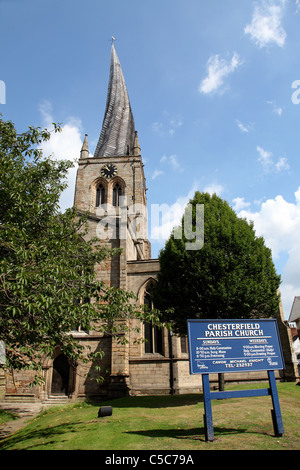 Chesterfield chiesa parrocchiale di St Mary's con guglia storta in Chesterfield, England, Regno Unito Foto Stock