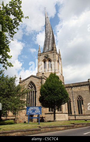 Chesterfield chiesa parrocchiale di St Mary's con guglia storta in Chesterfield, England, Regno Unito Foto Stock