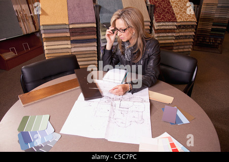 Il cliente la scelta di rivestimenti per pavimenti in una pavimentazione di Retail Store; Edmonton, Alberta, Canada Foto Stock