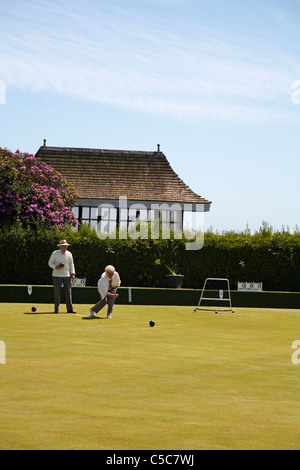 Coppia di anziani a giocare a bocce all'aperto a Bournemouth in Maggio Foto Stock