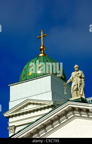 La statua del santo apostel Petrus con il tasto sul tetto dell'Helsinki Cattedrale Luterana, Helsinki, Finlandia Foto Stock