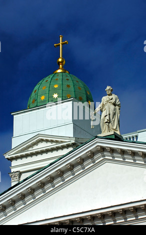 La statua del santo apostel Petrus con la chiave in piedi sul tetto dell'Helsinki Cattedrale Luterana, Helsinki, Finlandia Foto Stock