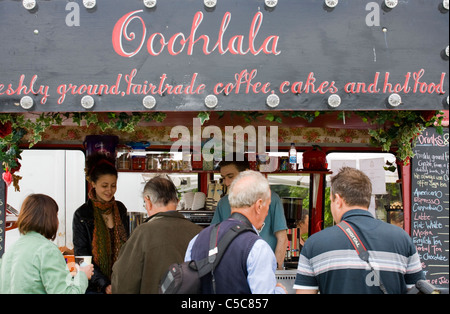Caffè fresco e solidale appena macinato, torte, bancarelle di cibi caldi presso Africa Oye, Sefton Park, Liverpool, Merseyside. REGNO UNITO Foto Stock