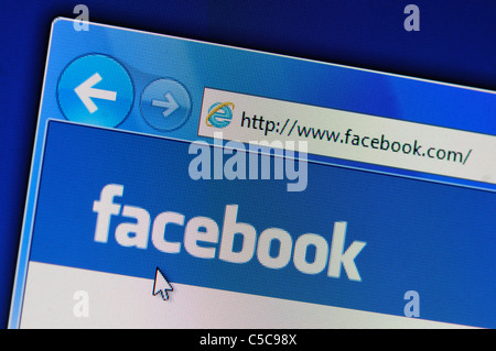 Il sito internet Facebook nel browser Internet Explorer; che mostra la sua home page logo visualizzato su uno schermo di computer portatile. Foto Stock