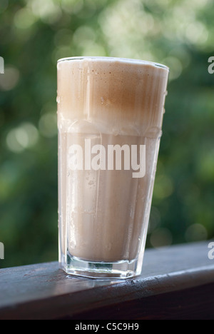 Frappé in un bicchiere grande,all'aperto Foto Stock