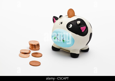 Salvadanaio con un penny monete Foto Stock