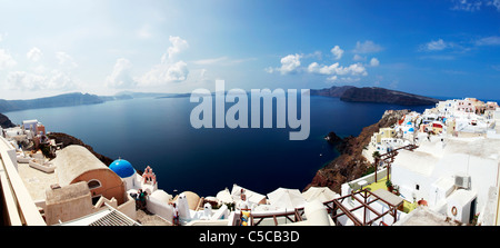 Villaggio di Oia a Santorini isola greca, panorama vista panoramica di bianco lavato iconico case arroccate sulla scogliera Foto Stock