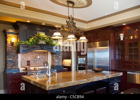 Il ripiano del bancone di granito di una cucina in un lussuoso Show Home; St. Albert, Alberta, Canada Foto Stock