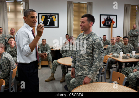 Il presidente Barack Obama parla ai soldati della decima divisione di montagna durante una visita a Fort Drum in New York, 23 giugno 2011. Foto Stock