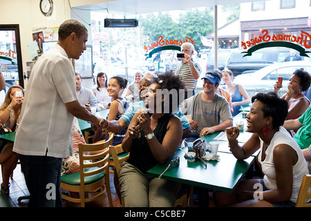 Il presidente Barack Obama saluta patroni a Thomas dolce Gelato e cioccolato in Washington, D.C. Foto Stock