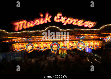 Musik Express Carnival Ride. Obiettivo Zoom effetto di zoom durante l'esposizione. Canfield fiera. Mahoning County Fair. Canfield, Ohio, Stati Uniti d'America. Foto Stock