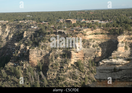 Il Grand Canyon Village è visibile dal Trailview si affacciano sul punto del Grand Canyon South Rim Foto Stock