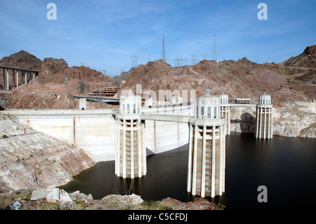 La diga di Hoover crea energia idroelettrica e trattiene l'acqua del fiume Colorado per formare il Lago Mead. Foto Stock