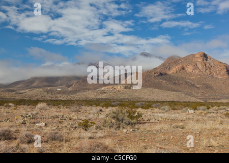 Nube coprì le montagne nel deserto a sud-ovest di El Paso, Texas in Nord Amerca Foto Stock